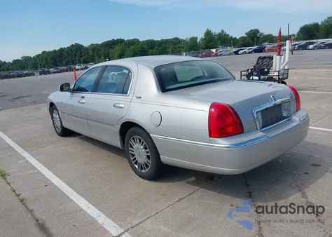 2006 Lincoln Town Car Signature Limited z USA, uszkodzony, nr VIN 1LNHM82W36Y601609